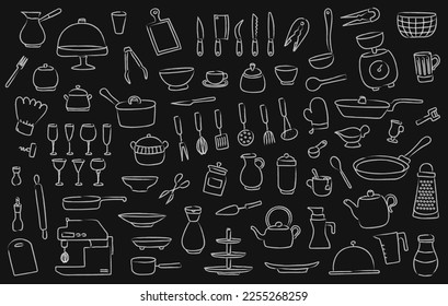 Conjunto de utensilios de cocina esquemáticos dibujados a mano sobre un fondo de pizarra oscuro. Herramientas de cocina de doodle blanco y manos libres, cubiertos. Silhouettes lineales de utensilios de cocina para menú de restaurante, panadería, libro de cocina, tapicería 