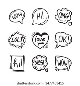 Conjunto de burbujas de habla, nubes y globos dibujados a mano con algo de texto. Iconos sociales de Internet, símbolos, logos, banners. Ilustración del vector