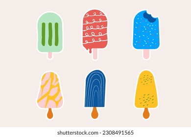 Conjunto de pegatinas dibujadas a mano helados conos en un diseño plano de palo
