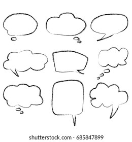 Un conjunto de burbujas de palabras y de pensamiento dibujadas a mano para mensajes y palabras de diálogo. Balón de cómic estilo Doodle, nubes, elementos de diseño de forma cardíaca. Vector aislado.	