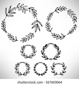 Conjunto de coronas dibujadas a mano. Cuta colección de elementos de diseño floral. Ramas de perro. Marco redondo con plantas y hojas aisladas sobre fondo blanco. Ilustración vectorial.