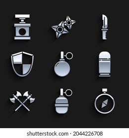 Fijar granada de mano, brújula, cartuchos, ejes medievales cruzados, escudo, cuchillo militar y detonador de manija para el icono dinamita. Vector