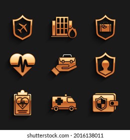 Set Hand con cartera de maletín, coche de emergencia, cartera con escudo, seguro de vida, salud, maleta de viaje e icono Plano. Vector