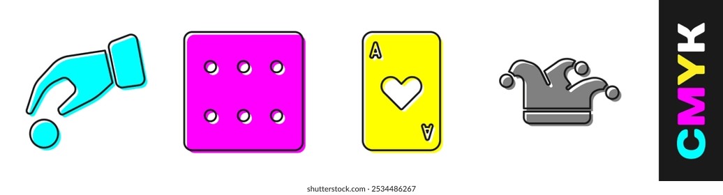 Mano que sostiene las fichas del casino, dados del juego, tarjeta de juego con el corazón y el icono de la tarjeta de juego del comodín. Vector