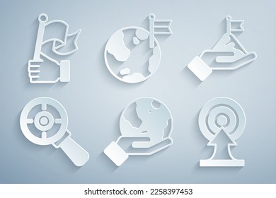Fijar la mano sujetando el globo terrestre, Montañas con bandera, lupa de objetivo, flecha, Planeta e icono. Vector