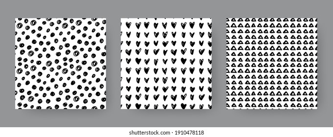 Conjunto de patrones blancos y negros dibujados a mano sin fisuras con triángulos, círculos y corazones. Fondos de repetición de vectores.