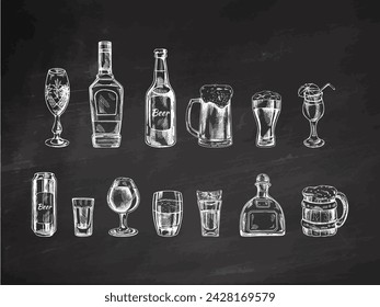 Un conjunto de bocetos dibujados a mano de bebidas alcohólicas sobre fondo de pizarra. Ilustración vectorial en estilo vintage. Bebidas. Bueno para el menú.