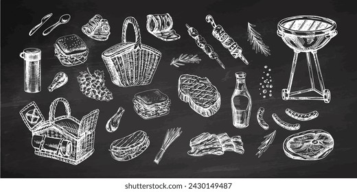 Conjunto de bocetos dibujados a mano de elementos de barbacoa y picnic sobre fondo de pizarra. Para el diseño del menú, comida a la parrilla. Ilustración vintage de Doodle. Imagen grabada.