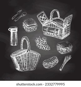 Un conjunto de bocetos hechos a mano de elementos picnicos en el fondo de la pizarra. Para el diseño del menú de restaurantes y cafés, comida de picnic. 