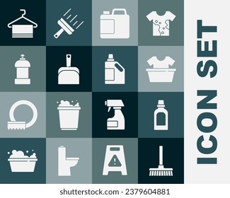Set Handle broom, Botella para el agente de limpieza, Cuenca con camisa, Dustpan, Toalla sobre percha e icono. Vector