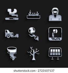Manos que sostienen el globo de la tierra, el árbol marchitado, el panel de energía solar, las aguas residuales, el tornado, el escape del coche, la máscara protectora de la cara y el icono del cigarrillo. Vector