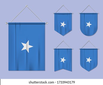 Set von hängenden Flaggen Somalia mit Textil-Textur. Vielfalt der Formen des nationalen Flaggenlandes. Vertikaler Vorlagenknopf für Banner, Web, Logo, Award und Festival