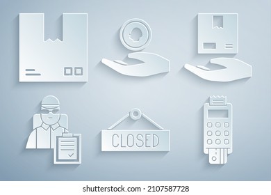 Fijar el signo de colgando con Cerrado, Cajas de mano de entrega, cartón de hombre, crédito de terminal POS, dinero de la moneda de mano y símbolo de tráfico de cartón. Vector