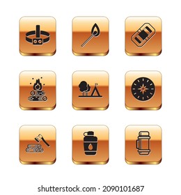Lámpara de cabeza, hacha de madera y madera, botella de agua de Canteen, carpa turística con bandera, fogata, bote de Rafting, contenedor Thermos e icono del fósforo de quema. Vector