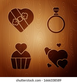 Corazón, Candy en la caja con forma de corazón, Torta de boda con corazón y anillo de compromiso de Diamante sobre fondo de madera. Vector