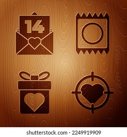Ponga el corazón en el centro del objetivo de dardos, sobre con corazón de San Valentín, caja de regalo con corazón y condón en el embalaje sobre fondo de madera. Vector