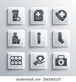 Ponga el corazón con una cruz, botiquín de primeros auxilios, inhalador, sangre del tubo de prueba, píldoras en blíster, frasco de jarabe de medicina, frasco de medicina y llamada de emergencia al icono del hospital. Vector