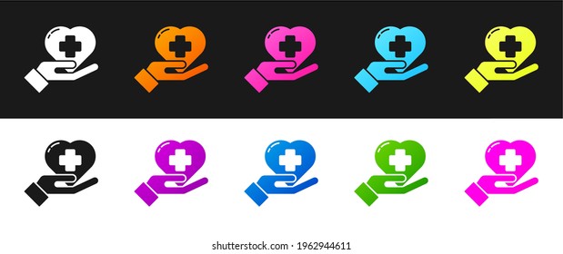 Set Heart mit einem Kreuzsymbol einzeln auf schwarz-weißem Hintergrund. Erste Hilfe. Gesundheitswesen, Medizin und Pharmazie-Schild.  Vektorgrafik