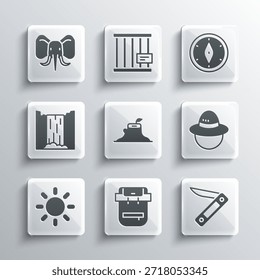 Conjunto Mochila de senderismo, cuchillo suizo del ejército, sombrero de camping, tocón del árbol, sol, cascada, elefante y brújula icono. Vector