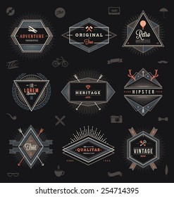 Conjunto de emblemas, etiquetas y signos de moda de hipster - ilustración vectorial