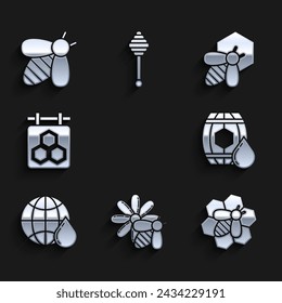 Colmena para abejas, abeja y flor, panal de abejas, barril de madera con, mapa del mundo de panal de abejas, signo colgante e icono. Vector