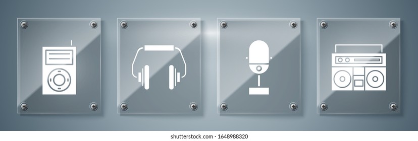 Ajuste el estéreo doméstico con dos altavoces, micrófono, auriculares y reproductor de música MP3. Paneles de vidrio cuadrado. Vector