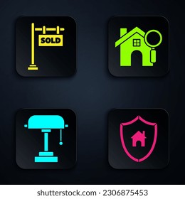 Separar la casa con el escudo, el letrero colgante con el texto Vendido, la lámpara de mesa y la casa de búsqueda. Botón cuadrado negro. Vector