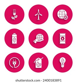 Ponga las manos humanas en el globo terrestre, etiqueta con símbolo de hoja, bombilla, línea de barril de aceite, enchufe eléctrico, botella de plástico de reciclaje, reciclado de planetas y icono. Vector
