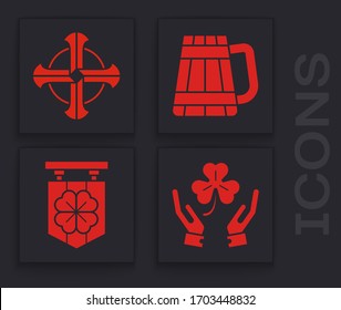 Ponga manos humanas con cuatro trébol de hojas, cruz celta, tazón de cerveza de madera y carteles de la calle con un icono de trébol de cuatro hojas. Vector