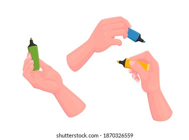 Conjunto de manos humanas con marcador de herramientas de escritura o suministros de oficina de resaltado o aptitud aislada en fondo blanco. Instrumento de escritura o dibujo, elemento de diseño. Ilustración del vector de dibujos animados