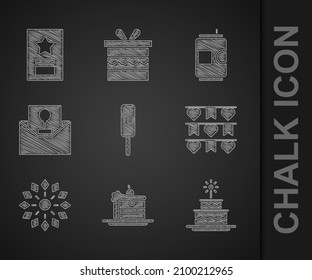 Fijar crema de hielo, pastel, con velas ardientes, banderas de garland de carnaval, fuegos artificiales, invitación, cerveza y icono de la tarjeta de saludo. Vector