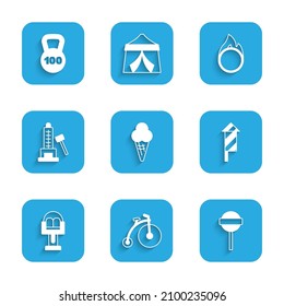 Die Eiscreme in Waffelkegel, Vintage-Fahrrad, Lollipop, Feuerwerkskanal, Traktionskarussell, Striker-Attraktion mit Hammer, Circus-Feuerkasten und Gewichtssymbol. Vektorgrafik