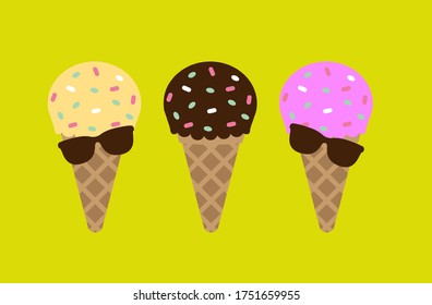 Establecer helados en conos de gofre aislados en fondo amarillo
