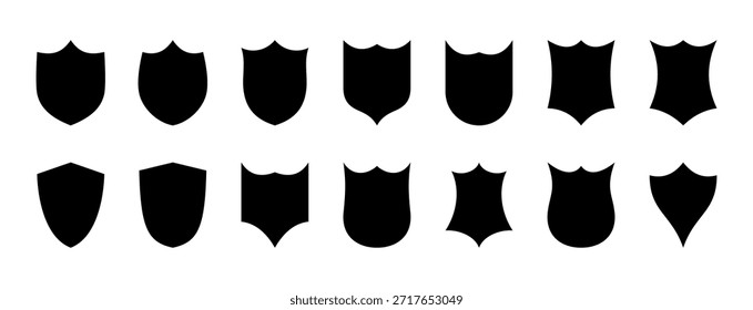 Um conjunto de ícones de silhuetas pretas de escudos protetores isolados em um fundo branco, ilustração gráfica vetorial. Elemento de design, rótulos. O emblema da proteção medieval, segurança
