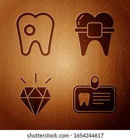 Fije la tarjeta de identificación con diente, diente con caries, dientes de diamante y dientes con llaves sobre fondo de madera. Vector