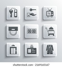 Set Identificación, Albornoz, Cubierta con bandeja, toma eléctrica, elevador, sombrero de Bellboy, llave de cerradura de puerta del hotel e icono de la televisión Retro. Vector