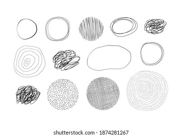 Set mit rosafarbenen Pinselstrichen Punkte einzeln auf weißem Hintergrund. Schwarze handgezeichnete, farbige Linien und Flecken. Grafische Dekorationselemente für Ihr Design. Vektorgrafik