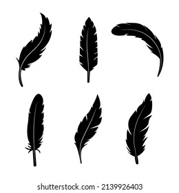 Conjunto de plumas negras aisladas. Ilustración plana.