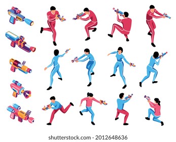 Se establece con íconos aislados de pistolas láser y personajes de jugadores adultos con niños usando ilustración vectorial uniforme