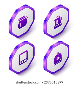 Set Isometric Coffee pot, Electric kettle, báscula de café electrónica e icono de judías de bolas. Botón hexágono púrpura. Vector