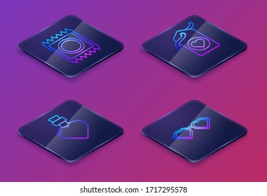 Colocar la línea isométrica Condón en el envase, Botella con poción amorosa, Etiqueta del corazón y Gafas de amor con forma de corazón. Botón cuadrado azul. Vector