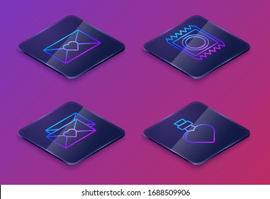 Coloque sobre de línea isométrica con el corazón de San Valentín, sobre con el corazón de San Valentín, condón en el paquete y botella con poción de amor. Botón cuadrado azul. Vector