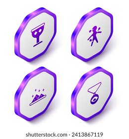 Ponga goblet medieval isométrico, muñeca Voodoo, pólvora mágica y medallón en cadena con icono ocular. Botón hexágono púrpura. Vector