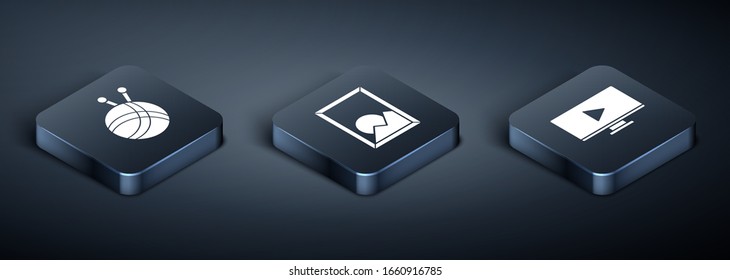 Coloque una bola Yarn isométrica con agujas de punto, el vídeo de reproducción en línea y el icono paisaje de imagen. Vector