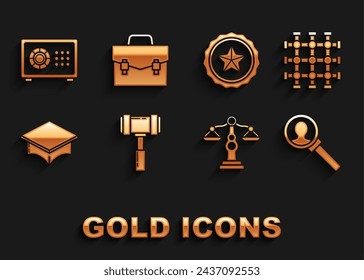 Martillo del juez, ventana de la prisión, lupa para búsqueda, escalas de justicia, gorra de graduación, insignia de la policía, icono de caja fuerte y maletín. Vector