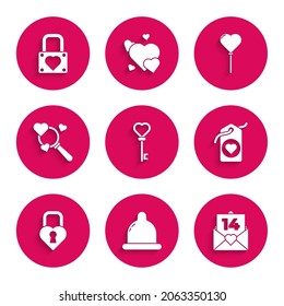 Establece la clave en forma de corazón, el preservativo, el sobre con Valentine, la etiqueta del corazón, el castillo de la marca, la búsqueda y el amor, el formulario de globos y el icono de la cerradura. Vector