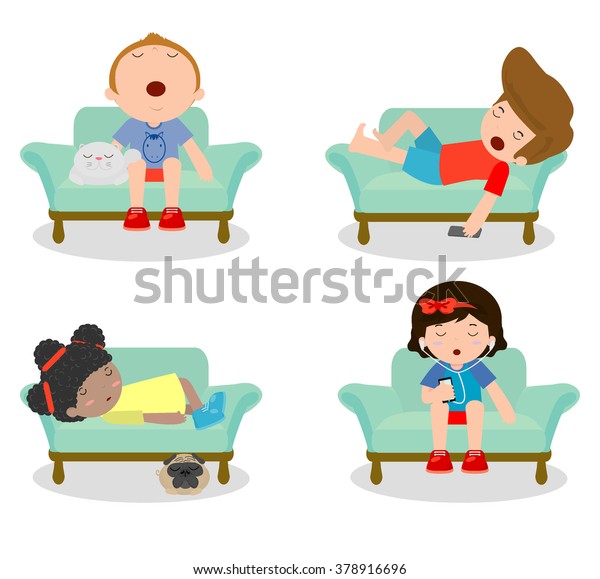 白い背景に家のソファで眠る子どものセット 家で休む子ども ソファと子ども ソファで寝る子どもの簡単な漫画 ソファで寝る子どものベクターイラスト のベクター画像素材 ロイヤリティフリー