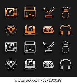 Set Laptop mit Musik, Diamant Ring, Kopfhörer, Trommelmaschine, Rapper Kette, Vinyl-Player Schallplatte und Icon. Vektorgrafik