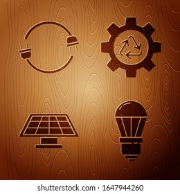 LED-Glühbirne, Elektrischer Stecker, Solarzellenfeld, Recycling-Symbol und Getriebe auf Holzhintergrund. Vektorillustration