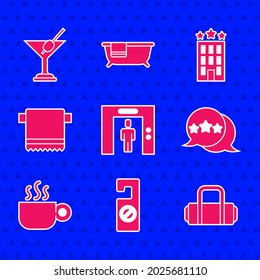 Set Lift, Bitte nicht stören, Koffer, Fünf-Sterne-Bewertung, Kaffeetasse, Handtuch auf Hänger, Hotelgebäude und Martini-Glas-Symbol. Vektorgrafik